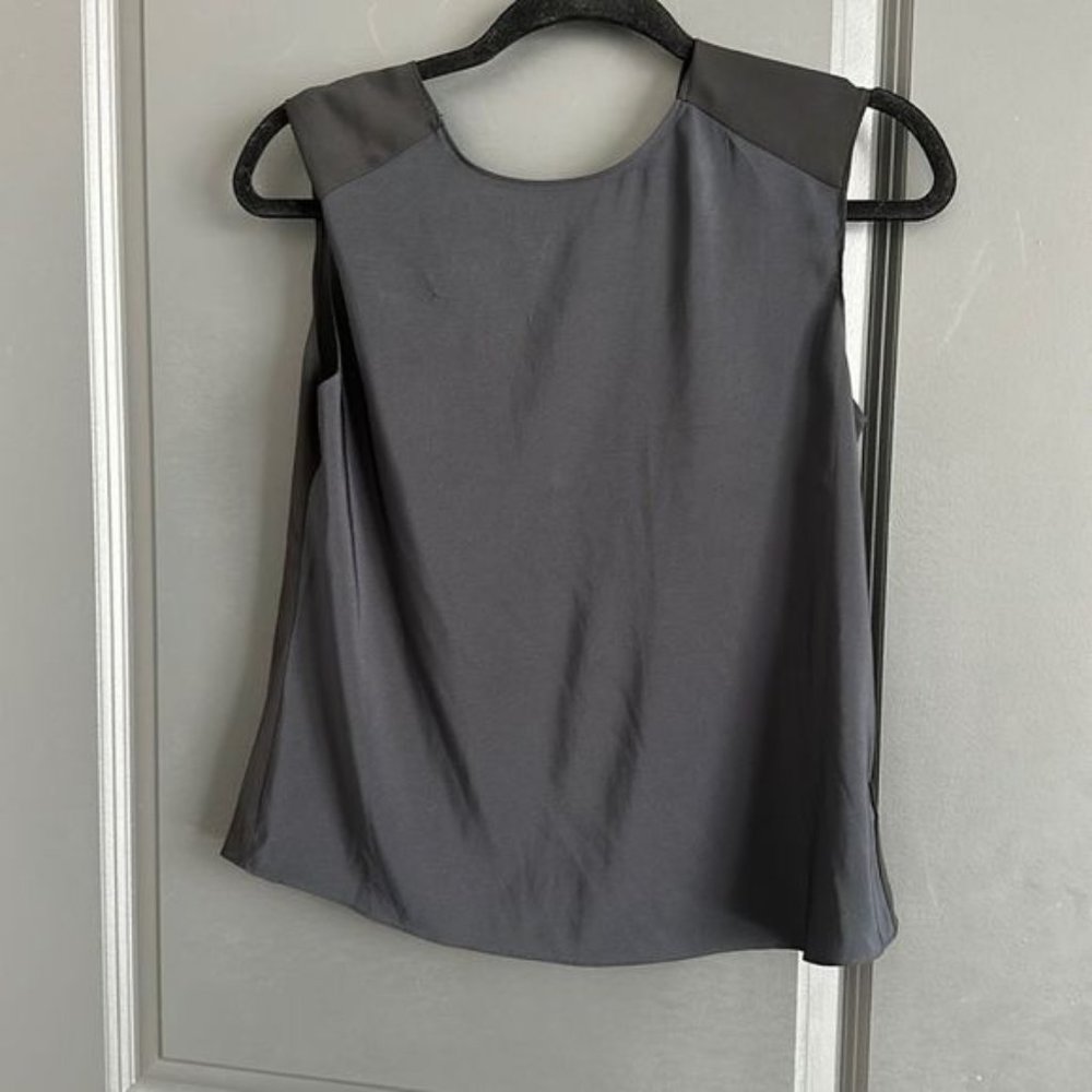 Cute open back top size xs